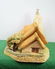 David Winter Cottages Orchard Cottage In original box with a COA.