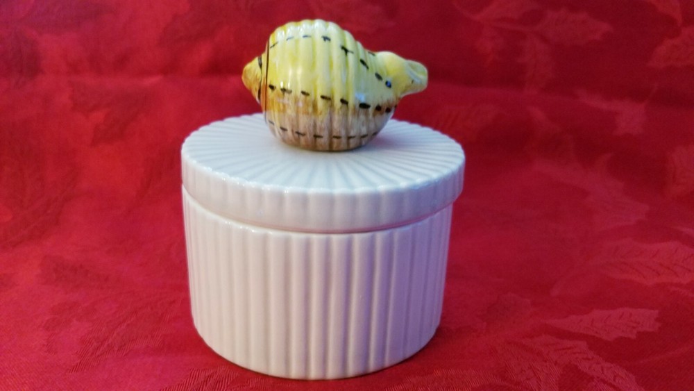 VINTAGE 1975 Fitz & Floyd Shell Pattern Round Trinket Box Seashell Lid Ceramic