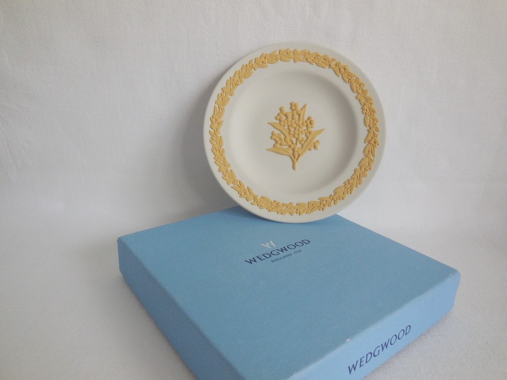 Boxed Wedgwood Cane Yellow On White Jasperware Wattle Flowers Floral Plate