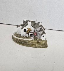 Lilliput Lane Dove Cottage Version 2. In mint condition, boxed with deed.