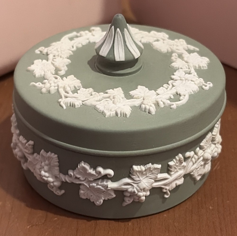 Wedgwood Green Jasperware Vint. Round Lidded Grapevine Trinket Porcelain Box,EUC