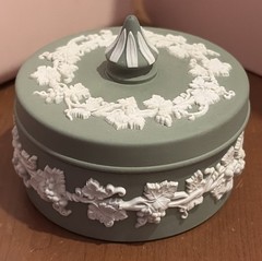 Wedgwood Green Jasperware Vint. Round Lidded Grapevine Trinket Porcelain Box,EUC
