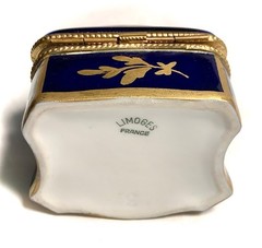 France Limoges Vectoring Couple in Garden Traditi Trinket Box Peint Main Limoge