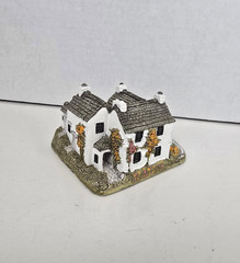 Lilliput Lane Dove Cottage Version 2. In mint condition, boxed with deed.