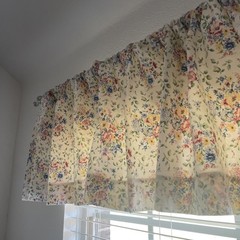 Longaberger Spring Floral Lined Fabric Valance 75”x 18″ and 6 matching cushions