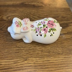 1978 Avon Porcelain Potpourri Floral Pig by Ceramarte Brazil 5″x2-1/2″
