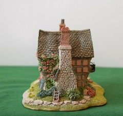 Lilliput Lane Junk and Disorderly. Mint in its original box with a deed.