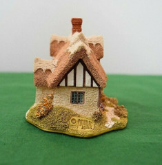 Lilliput Lane Cottages Ash Nook Mint in its original box with a deed.