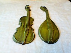 VINTAGE “ROYAL” CAST METAL VIOLIN & MANDOLIN OLIVE GREEN WALL DECOR HANGING 18″