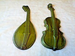 VINTAGE “ROYAL” CAST METAL VIOLIN & MANDOLIN OLIVE GREEN WALL DECOR HANGING 18″