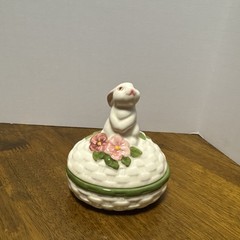 Vtg 1982 Avon Bunny Easter Egg Trinket Box – Basket Weave with Flowers (Brazil)