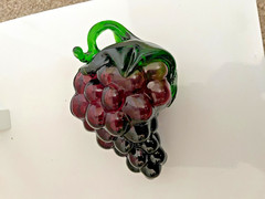 VTG HAND BLOWN ART GLASS GRAPE CLUSTER PURPLE & GREEN WINE THEME 6.5″ X 4″