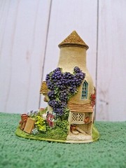 Lilliput Lane Cottages Gold Top Mint in its original box with a deed. L2495