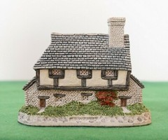 David Winter Hogs Head Beer House. In original box with a COA.