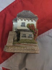 Enesco – David Winter “Signal Box” D1071 in original box