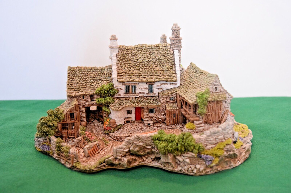 Lilliput Lane High Ghyll Farm. Mint in its original box with a deed. Signed.