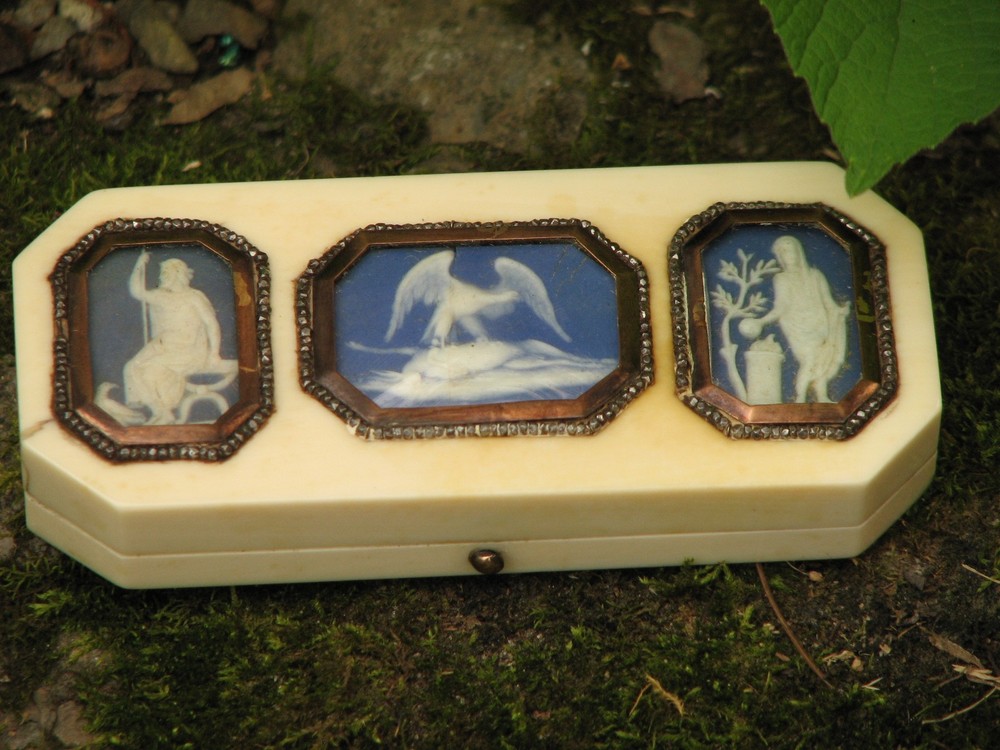 WEDGWOOD XRARE 1790 TOOTHPICK CASE & 3 JASPER MEDALLIONS CUT STEEL BEDS/GOLD