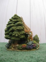 Lilliput Lane The Dog House Mint in its original box with a deed. L2406