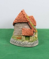 David Winter Cottages Harvest Barn Mint in original box with a COA.