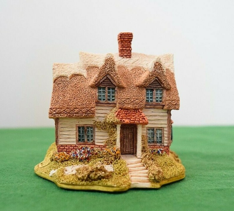 Lilliput Lane Cottages Ash Nook Mint in its original box with a deed.