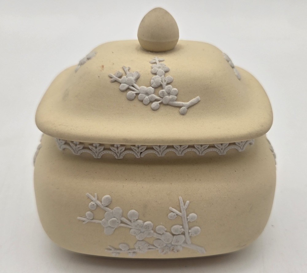 Wedgwood Primrose Yellow Jasperware Trinket Box Neoclassical England