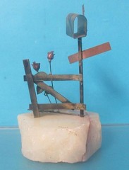 DEMOTT SIGNED 6″ ROCK SCULPTURE ON QUARTZ/ONYX MAILBOX ON FENCE ROSES FLOWERS