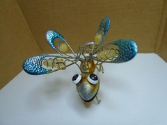 GOLD COLOR METARL ART BUMBLE BEE HANGING GARDEN 5.25″ X 4.5″ FIGURE UNBRANDED