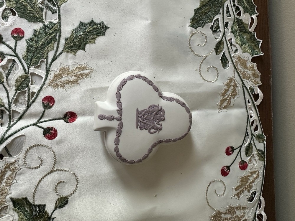 Rare WEDGWOOD Lilac on White “Collectors Society” Club Trinket Box, Excellent!