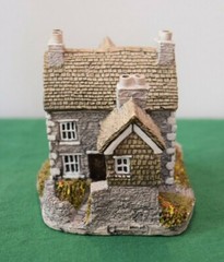 Lilliput Lane Lakeside House Version 3. In excellent condition, boxed. Rare