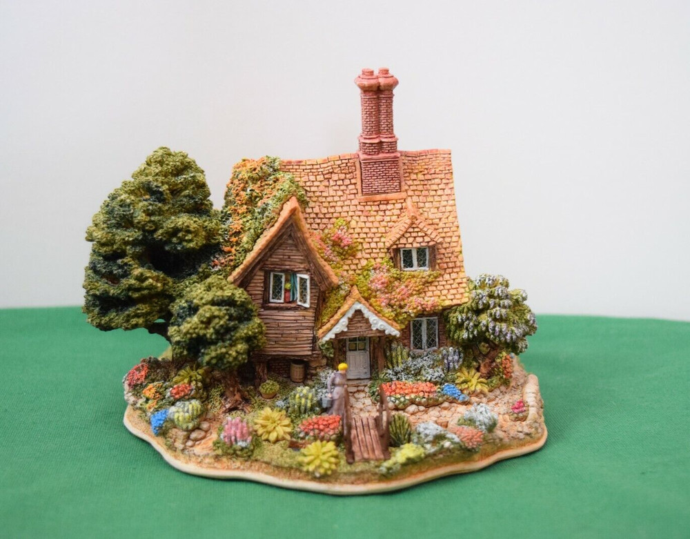 Lilliput Lane Cottages Shades of Summer Mint in box with a deed.