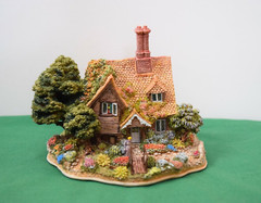 Lilliput Lane Cottages Shades of Summer Mint in box with a deed.