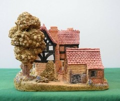 Lilliput Lane Warwick Hall In excellent condition, boxed. Signed. Version 3.
