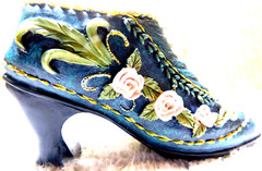 Unbranded~Tiny Molded Resin Painted Embossed Antique Women’s Mini. Shoe-Roses