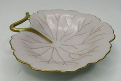VTG Sue Thomas Leaf Shaped Trinket Dish Gold Accents 6″