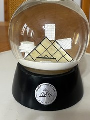 VINTAGE SOUVENIR OF THE ROCK AND ROLL HALL OF FAME GLITTER SNOW GLOBE