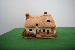 Lilliput Lane Ostlers Keep. In excellent condition with deed in original box.