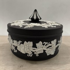WEDGWOOD Black Jasperware 5″ Round Grapevine TRINKET BOX England UK Grape Leaf
