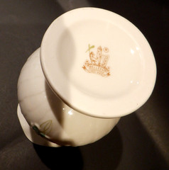 Belleck Fine Irish Parian China Shamrocks 6″ Vase with Box 7th Mark